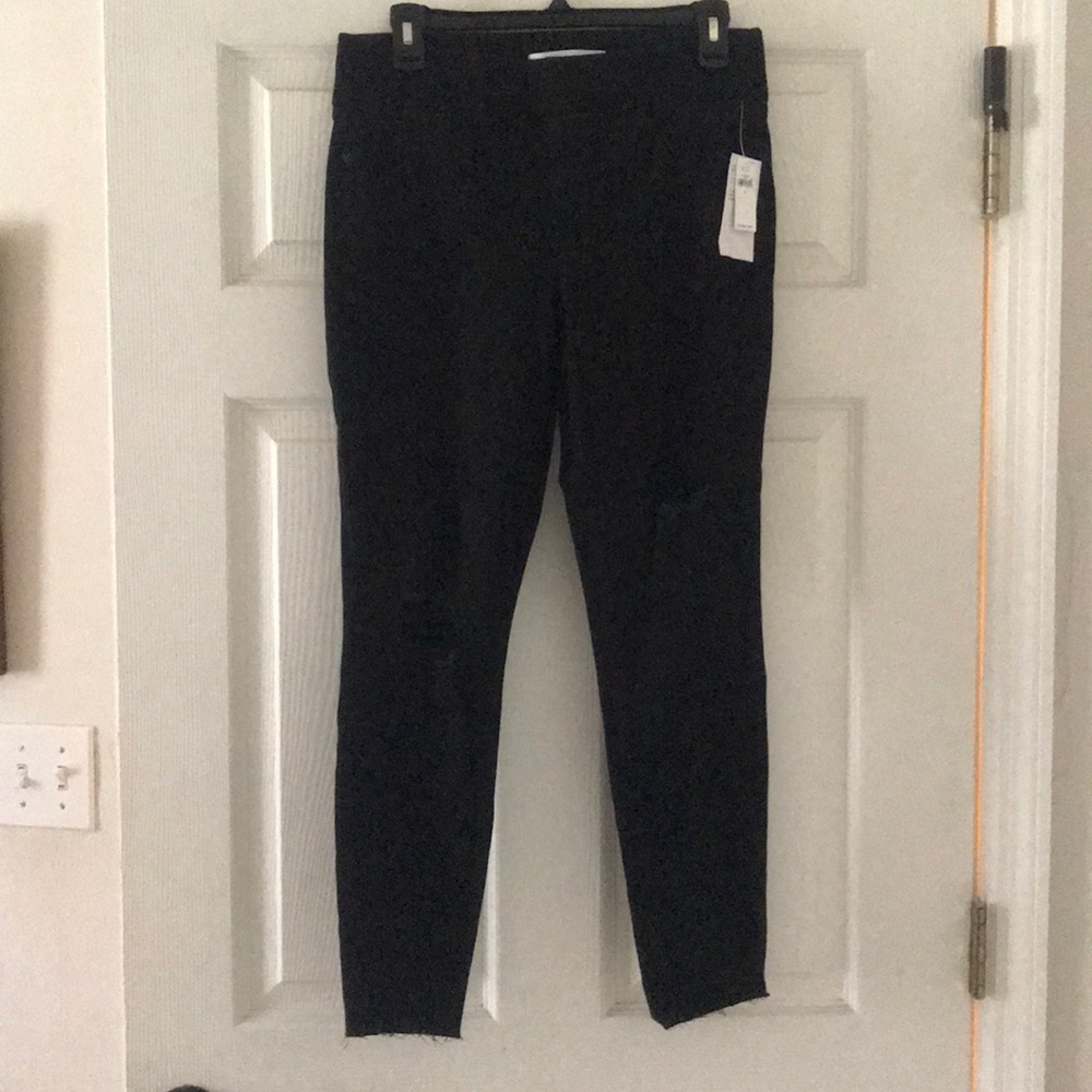 Black distressed jeggings 🌻